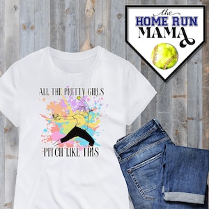 Könnte beinhalten: Weißes T-Shirt mit einer bunten Grafik einer Softballspielerin beim Werfen. Der Text "All the pretty girls pitch like this" ist auf das T-Shirt gedruckt.