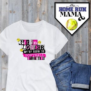 Könnte beinhalten: Weißes T-Shirt mit einer pinkfarbenen und schwarzen Grafik, auf der "Get in Loser We're goin to Softball Practice" steht.