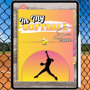 Op de afbeelding: Een gele en oranje digitale planner met de tekst "In My Softball Era Planner" en een silhouet van een softbalspeler die gooit. De planner heeft een spiraalbinding en een tabbladgedeelte voor elke maand en week.