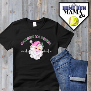 Könnte beinhalten: Schwarzes T-Shirt mit einem pinkfarbenen und grünen Grafik von Weihnachtsmann mit dem Text "Caught Ya Fibbin" und einer Herzschlaggrafik.