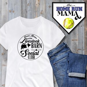 Può includere: Maglietta bianca con una grafica in bianco e nero che dice "Proud Member of the Livestock Barn Social Club". La grafica presenta una silhouette di maiale.