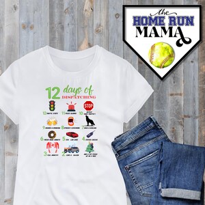 Puede incluir: Camiseta blanca con un gráfico verde y rojo de los "12 días de despacho" con una lista de 12 artículos. El gráfico incluye una señal de stop, un coche de policía, una dona, un lobo, un árbol de Navidad y más.