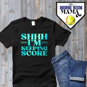 Shhh ik houd de score bij Softbal Ontwerp Game Day Scorekeeper | Scorekeeper | PNG | Sportscorer | Game-wisselaar | Softbalshirt |