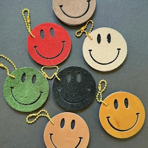 Breloque Happy Face en cuir recyclé et chaîne à billes en laiton en cuir Coach vintage