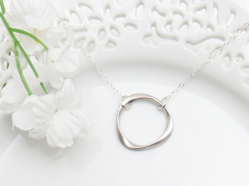 Mom Gift Eternity Necklace Gold Mothers Day Gift Circle Necklace Gift for Best Friend Ring Necklace Mother Necklace Birthday Gift