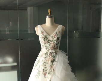 Einzigartiges, farbenfrohes 3D-Spitzenhochzeitskleid, Organza-Hochzeitskleid, Vintage-Gartenhochzeitskleid mit V-Ausschnitt und Rüschenrock