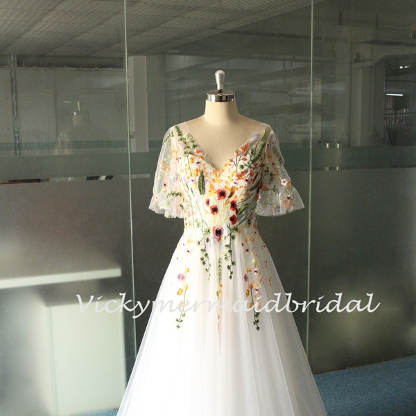 Vestido de noiva com flores silvestres: vestido boho colorido com renda 3D e corte em A