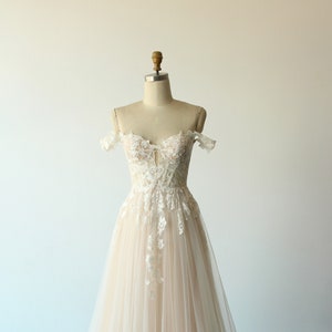 Abito da sposa in tulle e pizzo color cipria: abito boho a trapezio fluido
