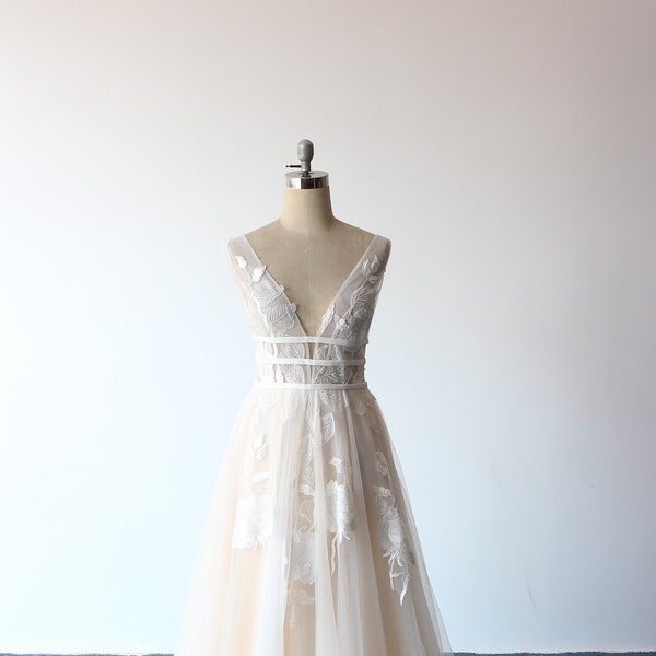 Romantische fließende A-Linie Tüll Spitze Brautkleid, Bohomian Spitze Hochzeitskleid mit blass Champagner Futter und tiefen V-Ausschnitt