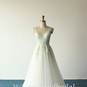 Robe de mariée en dentelle 3D exquise, robe de mariée jardin, robe de mariée fluide avec décolleté en V profond et motifs de dentelle 3D colorés
