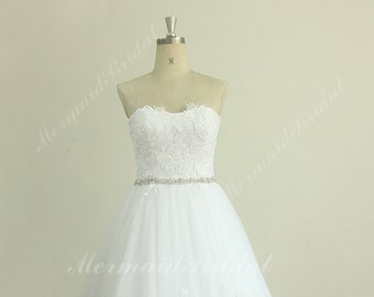 Elegant White Vintage Tulle Lace Wedding Dress with Beading Sash