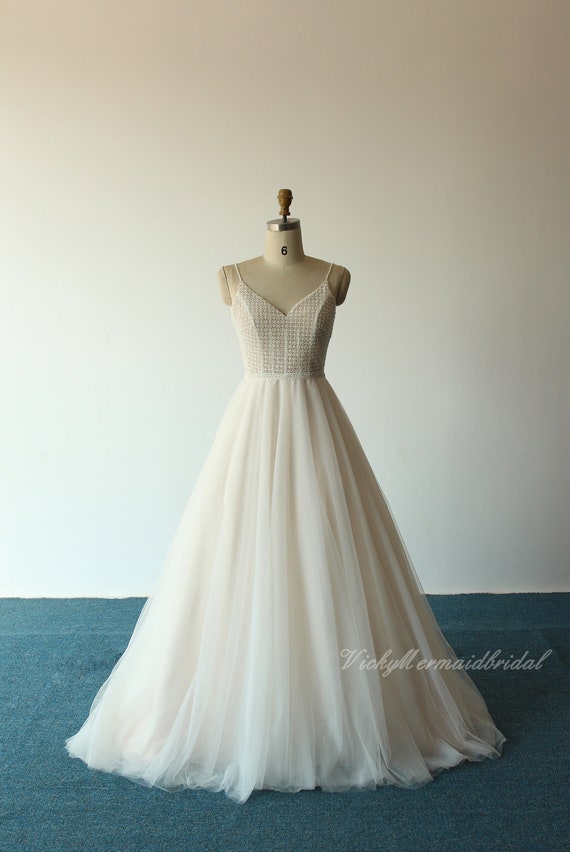 反射星天体オフホワイトベージュブラッシュウェディングドレスボヘミアンドレス長袖スパークルグリッタースクエアネックカスタム | LUV-LUV -  Etsy 日本 ボールガウン スパゲッティストラップ ホワイト アイボリー チュール パール ブライダルドレス ウェディングドレス用
