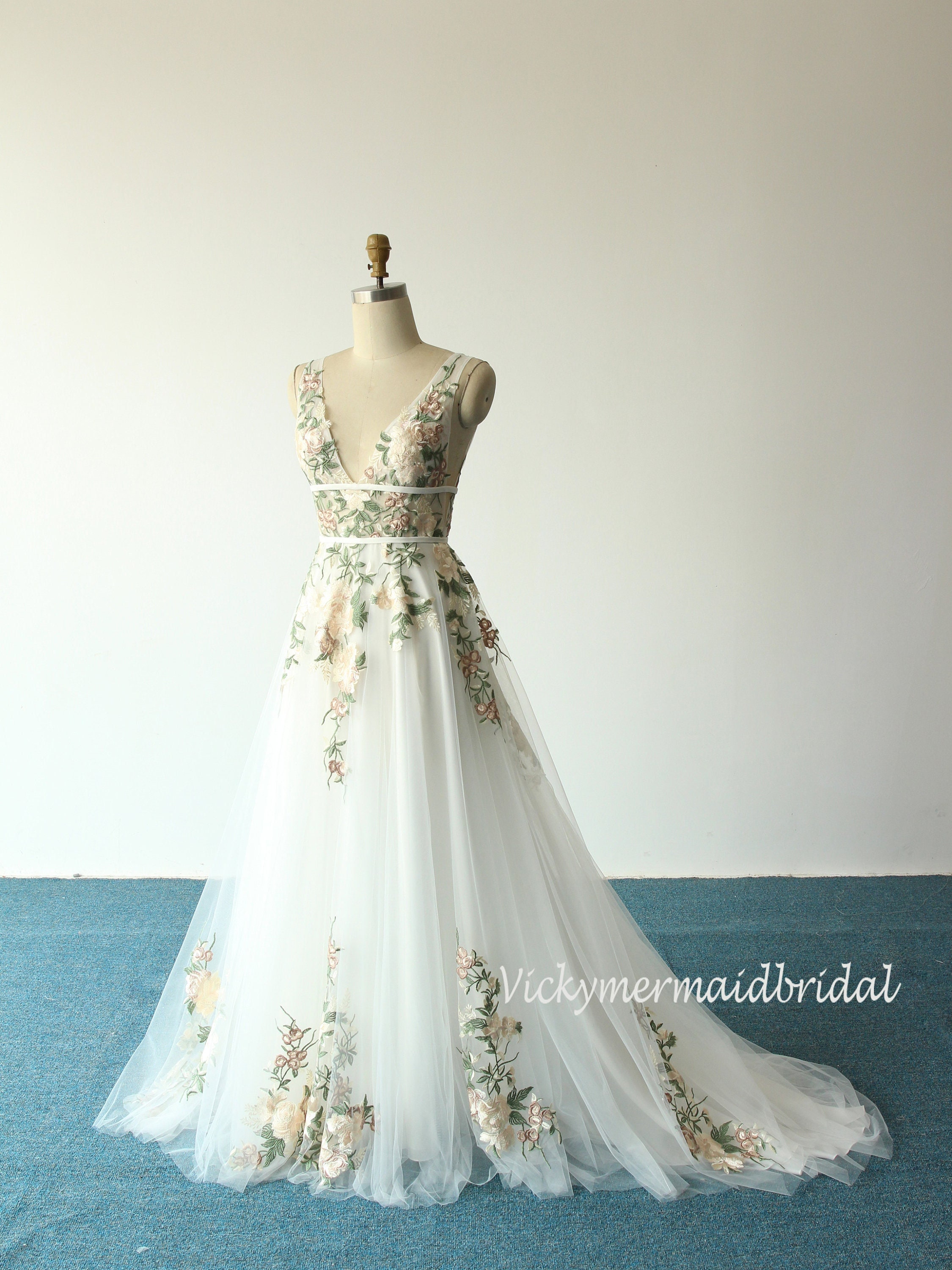 V-back wedding dress «Divita»
