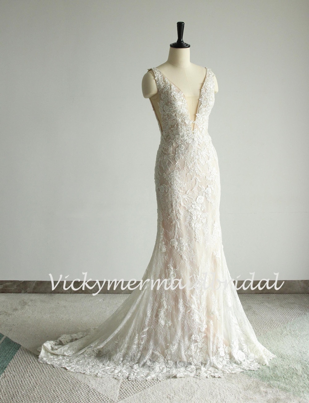 70✨ レースウェディングドレス フィット＆フレア　マーメイドドレス エレガントなレースのマーメイドウェディングドレス：フィット＆フレア