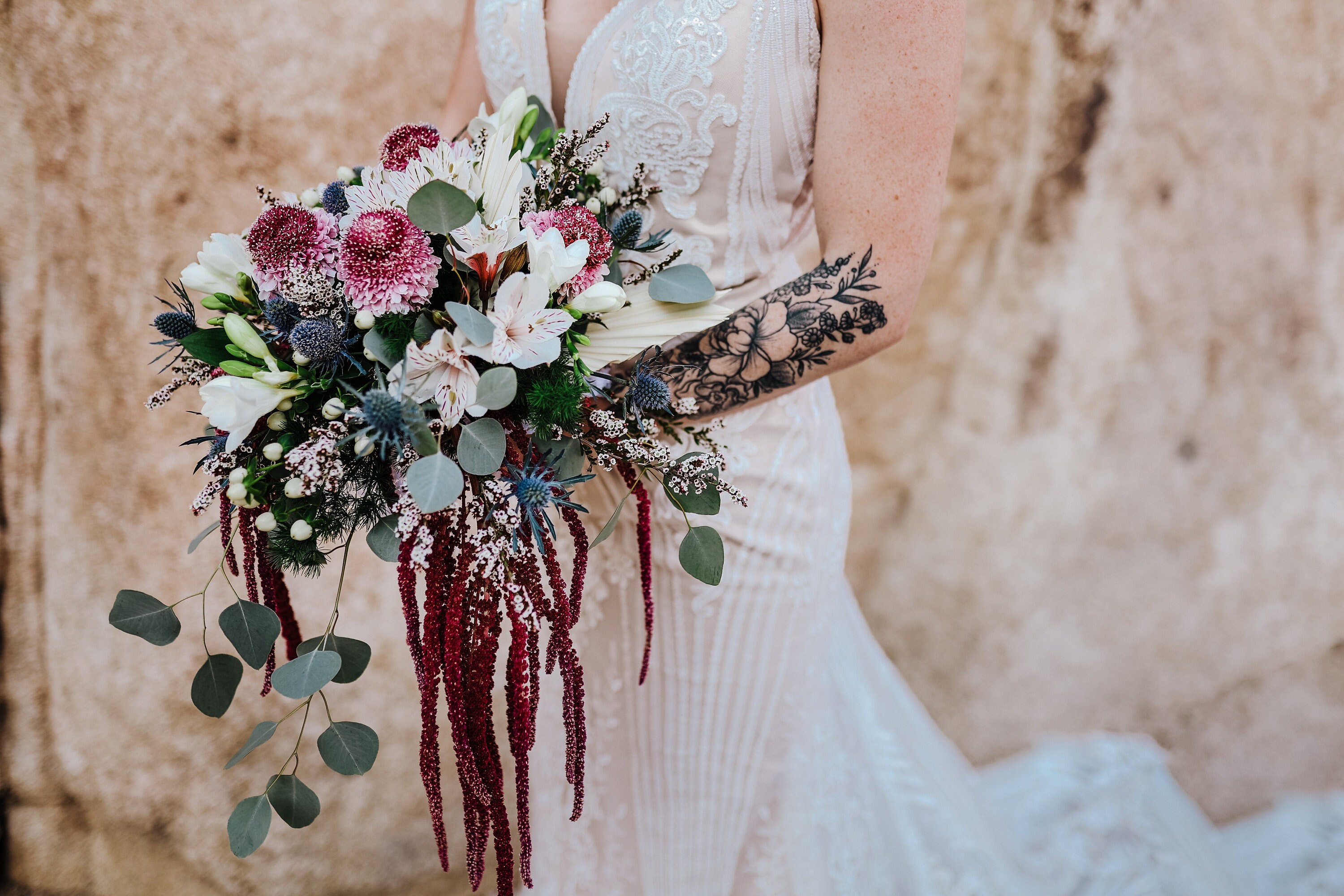 Wandelbares Hochzeitskleid im Fit-and-Flare-Schnitt mit abnehmbarer Schleppe,  3D-Blütenapplikationen, Plunge-Ausschnitt, tiefem Rücken und transparenten  Ballonärmeln von Demetrios, Modell 1213 - Heiraten mit