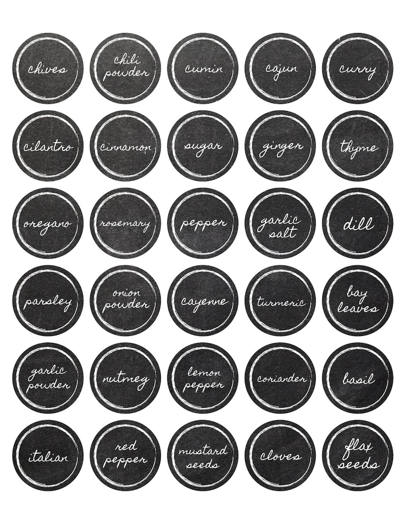 Peut inclure: &Eacute;tiquettes d'&eacute;pices et d'herbes en ardoise noire et blanche avec des noms &eacute;crits &agrave; la main, notamment ciboulette, poudre de chili, cumin, cajun, curry, coriandre, cannelle, sucre, gingembre, thym, origan, romarin, poivre, sel d'ail, aneth, persil, poudre d'oignon, piment de Cayenne, curcuma, feuilles de laurier, poudre d'ail, muscade, poivre noir, coriandre, basilic, italien, poivre rouge, graines de moutarde, clous de girofle et graines de lin.