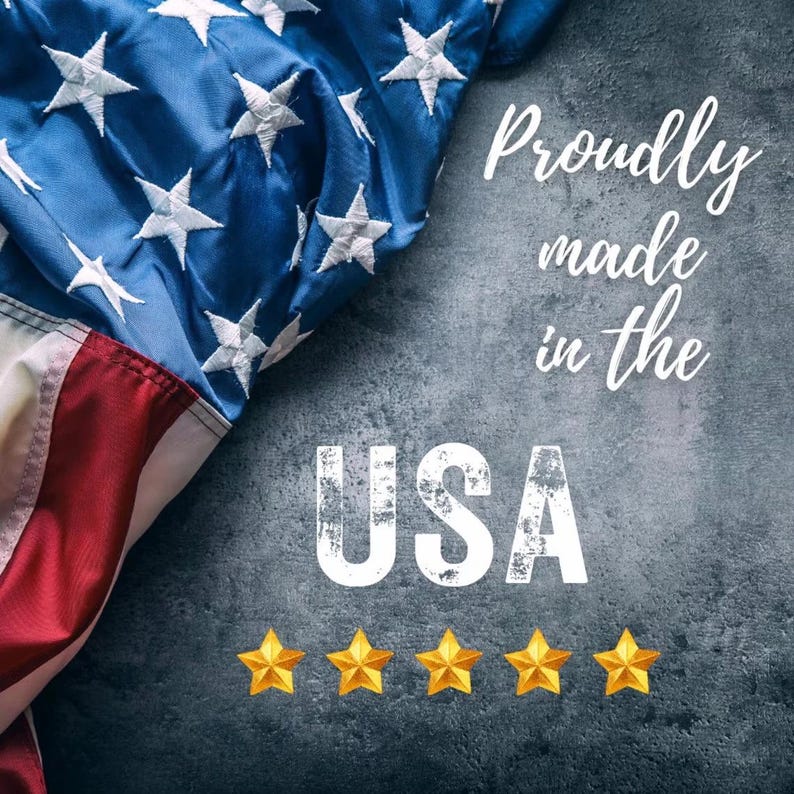 Peut inclure: Un drapeau am&eacute;ricain pli&eacute; avec des rayures rouges et blanches et des &eacute;toiles bleues sur un fond gris. Le texte "Proudly made in the USA" est &eacute;crit en blanc avec un aspect vieilli. Cinq &eacute;toiles dor&eacute;es sont situ&eacute;es sous le texte.