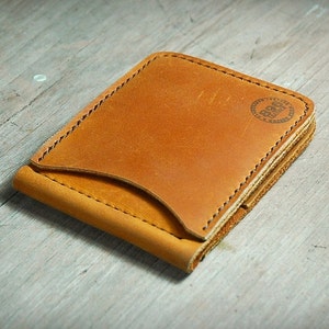 Cartera con clip para billetes de piel color canela con 4 ranuras para tarjetas.