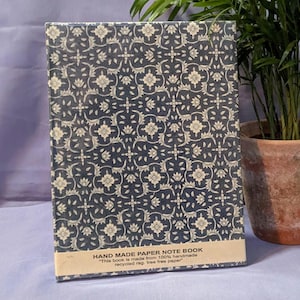 Handgemaakt notitieboek van gerecycled papier, donkerblauwe bloemenblokprint