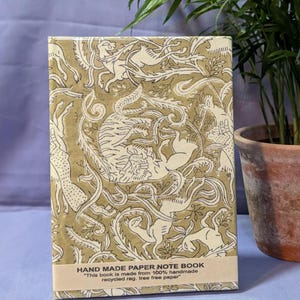 Quaderno di carta fatto a mano di medie dimensioni, stampato a blocchi, carta riciclata, animali e fiori color crema/oliva