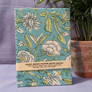 Quaderno di carta fatto a mano di medie dimensioni, stampato a blocchi, carta riciclata, blu con fiori bianchi/verdi, floreale indiano