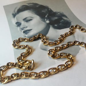 Cadena de eslabones vintage en tono dorado con cristales transparentes - década de 1970