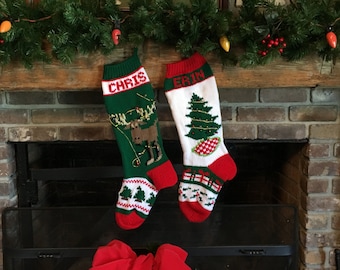 Puede incluir: Dos calcetines de Navidad rojos y blancos con los nombres "Chris" y "Erin" colgados en una repisa de chimenea de ladrillo. El calcetín de la izquierda tiene un fondo verde con un diseño de alce y árbol de Navidad. El calcetín de la derecha tiene un fondo blanco con un diseño de árbol de Navidad y regalos.
