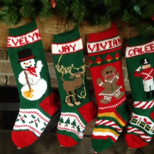 Peut inclure: Quatre chaussettes de Noël en tricot vert, rouge et blanc avec des noms personnalisés : Évelyne, Jay, Vivian et Caleb. Chaque chaussette présente un motif festif différent : un bonhomme de neige, un renne, un bonhomme en pain d’épices et un soldat de jouet.