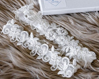 White Lace Bridal Garter Set // Embroidered lace & Pearl detail // Vintage Lace Garter // Non Slip Garter // White Lace Garters for Wedding