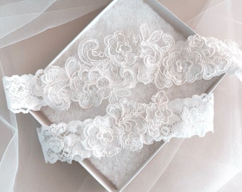 Off White Lace Bridal Garter Set // Embroidered lace & Pearl detail // Vintage Lace Garter // Non Slip Garter // Floral Garters for Wedding