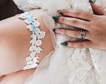 Ivory - White Simple Wedding Garter // Lace Bridal Garter // Garter with Blue Bow // Non Slip Lace Garters for Wedding