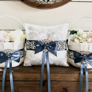 Staalblauwe mand bloemenmeisjes, stoffige blauwe mand bloemenmeisjes en kussenset ringdrager, mand bloemenmeisjes blauw, mand bloemblaadjes