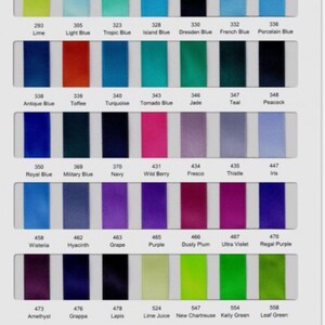 Puede incluir: Una carta de colores de muestras de cinta con n&uacute;meros y nombres correspondientes. Los colores incluyen lima, azul claro, azul tropical, azul isla, azul dresde, azul franc&eacute;s, azul porcelana, azul antiguo, caramelo, turquesa, azul tornado, jade, azul verdoso, pavo real, azul real, azul militar, azul marino, baya silvestre, fresco, cardo, iris, glicinia, jacinto, uva, morado, ciruela polvorienta, violeta ultra, morado real, amatista, grappa, lapisl&aacute;zuli, jugo de lima, nuevo chartreuse, verde kelly y verde hoja.