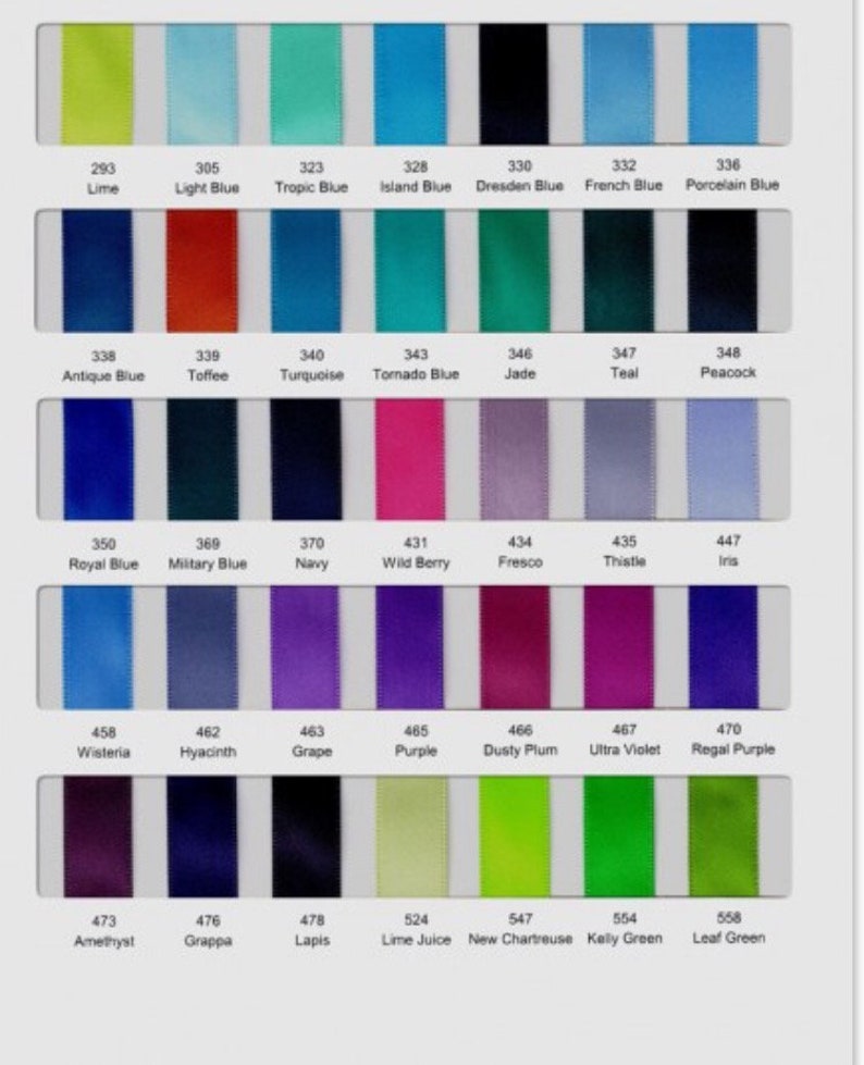 Puede incluir: Una carta de colores de muestras de cinta con n&uacute;meros y nombres correspondientes. Los colores incluyen lima, azul claro, azul tropical, azul isla, azul dresde, azul franc&eacute;s, azul porcelana, azul antiguo, caramelo, turquesa, azul tornado, jade, azul verdoso, pavo real, azul real, azul militar, azul marino, baya silvestre, fresco, cardo, iris, glicinia, jacinto, uva, morado, ciruela polvorienta, violeta ultra, morado real, amatista, grappa, lapisl&aacute;zuli, jugo de lima, nuevo chartreuse, verde kelly y verde hoja.