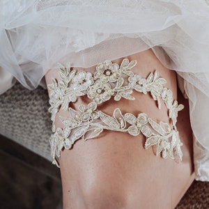 Champagne Lace Bridal Garter Set // Embroidered lace & Pearl detail // Vintage Lace Garter // Non Slip Garter // Boho Garters for Wedding
