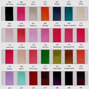 Puede incluir: Una carta de colores de 28 colores de cinta diferentes, con cada color etiquetado con un n&uacute;mero y un nombre. Los colores van del blanco, negro y gris al rosa, rojo, verde, azul y morado.
