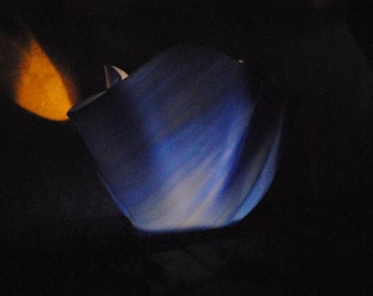 Soporte de vela de vidrio blanco & azul rayado