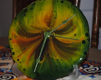 Cara de reloj vitrofusión en verde, amarillo y naranja