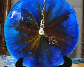 Reloj de vidrio fundido en azul Colbolt con vanos rojos y amarillos