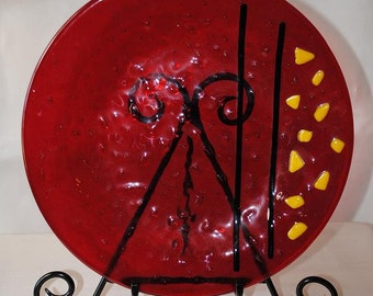 Servir la placa roja con detalles en amarillos y negro