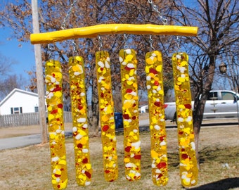 Campana de viento de captador de sol amarillo y rojo