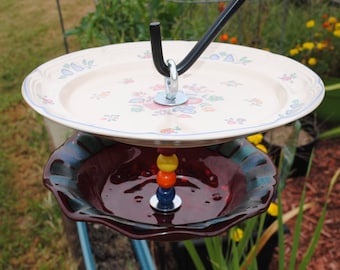 Comedero para pájaros de cristal con cuenco rojo grande y plato de gres