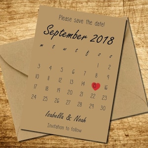 Op de afbeelding: Een save-the-date kaart met een kalenderontwerp. De datum 15 september 2018 is rood gemarkeerd. De kaart zegt "Bewaar de datum!" en "Isabella & Noah" met de tekst "Uitnodiging volgt".