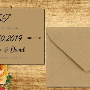 Op de afbeelding: Een rechthoekige, lichtbruine save-the-date kaart en een bijpassende lichtbruine envelop. De kaart bevat een hart met een pijl, de tekst Please save the date, de datum 26.10.2019, de namen Simone & David en de tekst Formal invitation to follow.