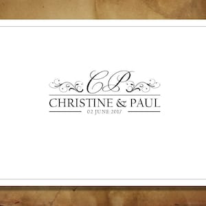 Puede incluir: Una tarjeta blanca con un borde negro y un monograma negro de "CP" con un adorno floral arriba y abajo. El texto "Christine & Paul" está debajo del monograma, y la fecha "02 de junio de 2017" está debajo de los nombres.