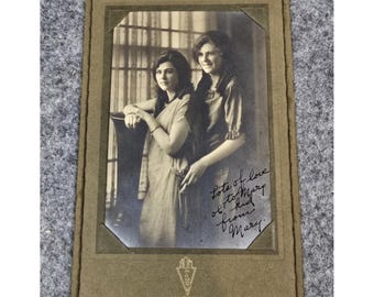 Fotografía antigua de la década de 1920: Dos mujeres, firmada por Mary. Retrato antiguo de Fitchburg.