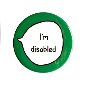 Peut inclure: Bouton vert avec une bulle de dialogue blanche qui dit "Je suis handicapé".