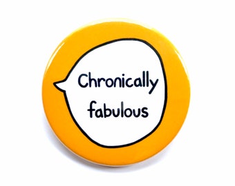 Insignia de fabuloso crónico: botón amarillo azafrán hecho a mano