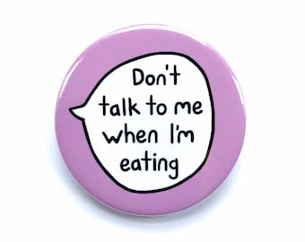 Pin "No me hables cuando estoy comiendo" - Concientización sobre la salud mental