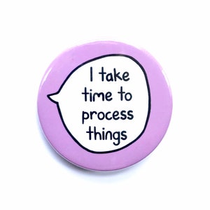Puede incluir: Un botón morado con un globo de diálogo blanco que dice "Me tomo mi tiempo para procesar las cosas".